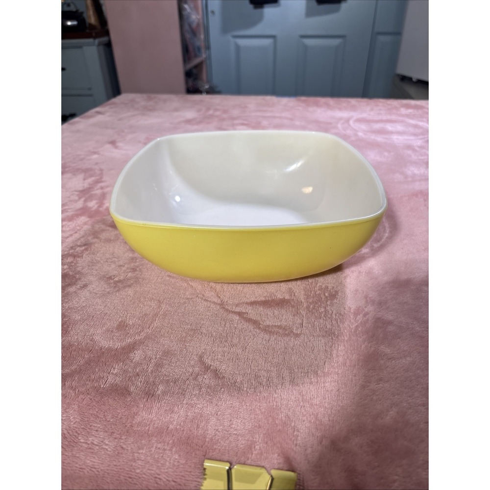 VINTAGE PYREX HOSTESS 2 1/2 QUART YELLOW SQUARE CASSEROLE DISH 525-B NO LID